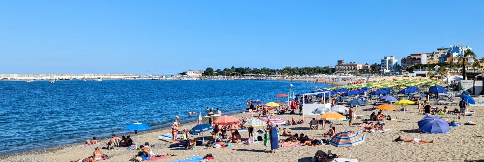 Stațiunea Giardini Naxos de lângă Taormina