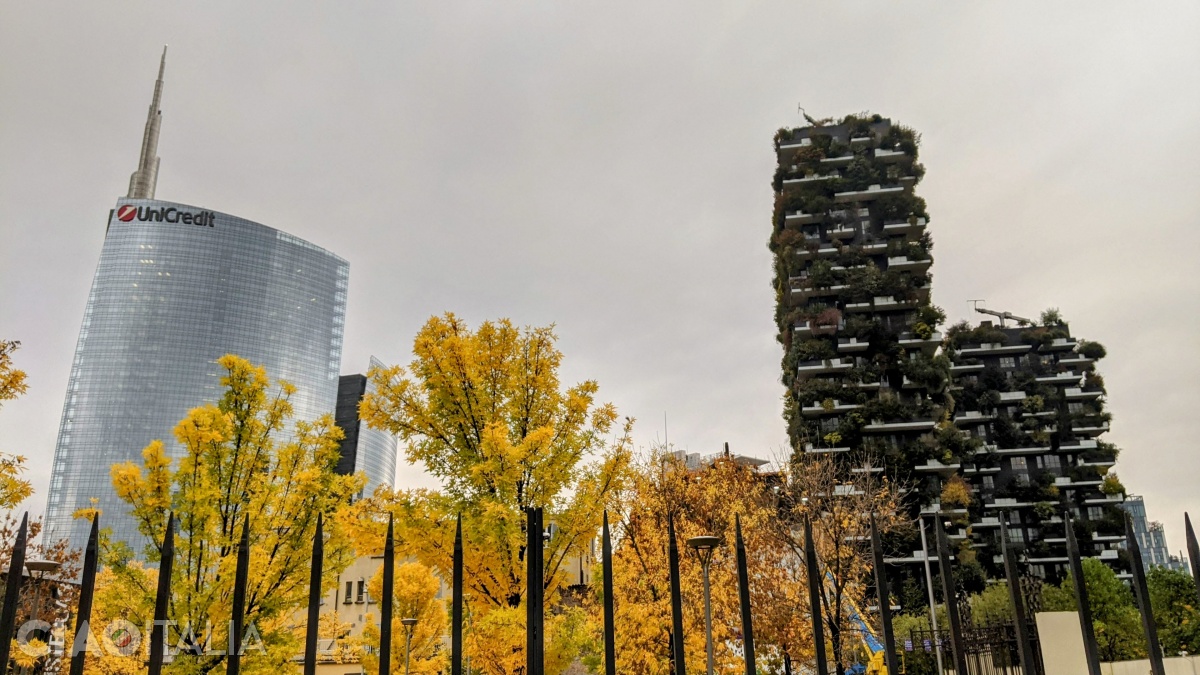 Torre Unicredit (stânga) și Bosco Verticale (dreapta)