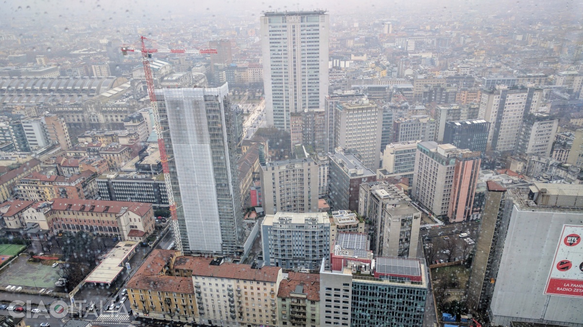 Vederea de la etajul 39 din Palazzo Lombardia (din păcate, noi am fost într-o zi ploioasă)