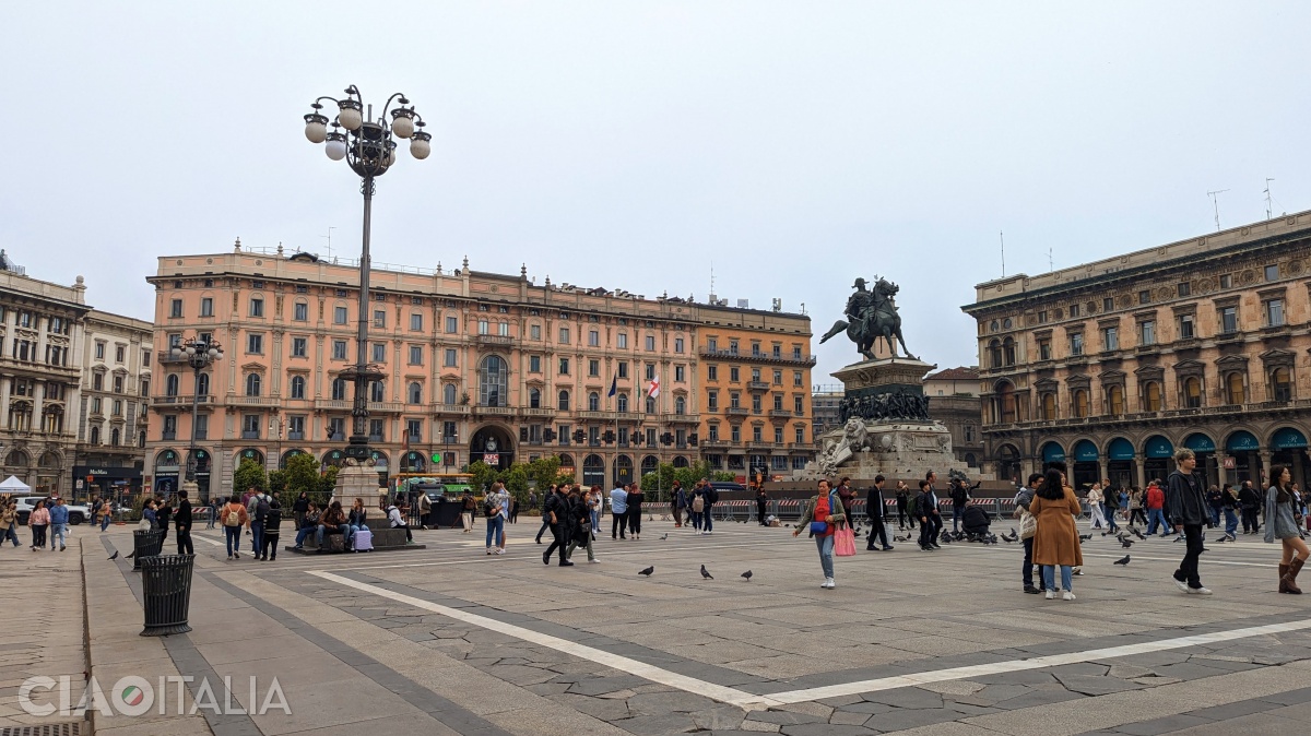 Palazzo Carminati se află în spatele statuii lui Vittorio Emanuele II.