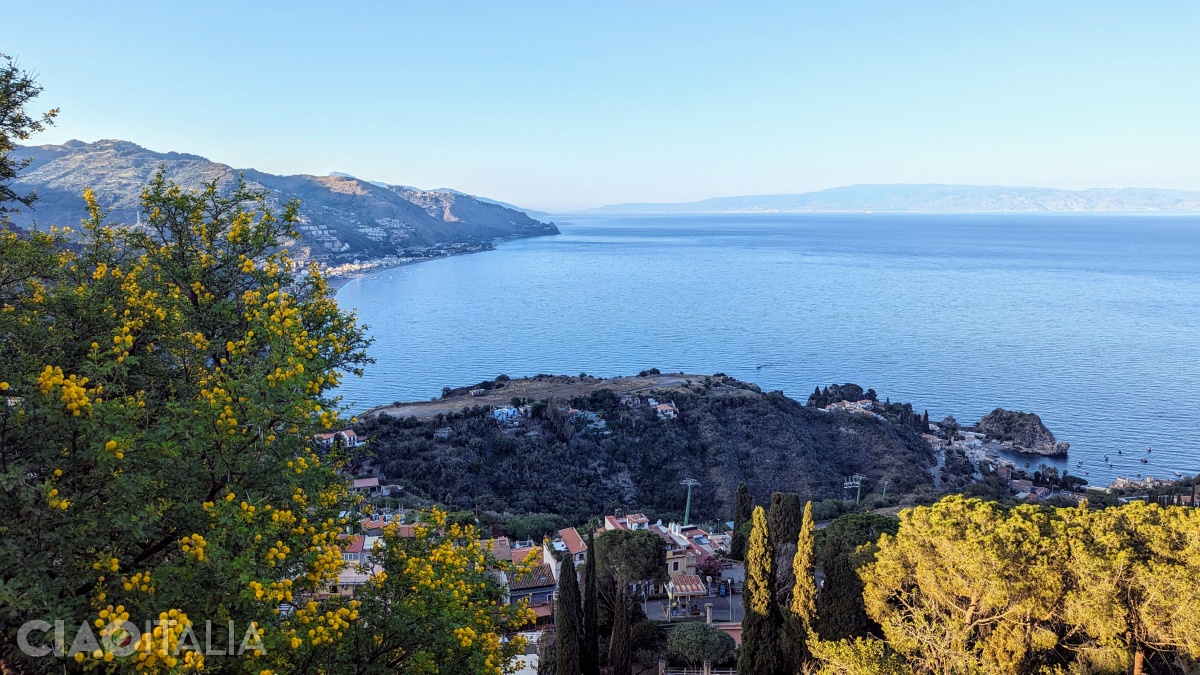 Vederea către strâmtoarea Messina și Calabria