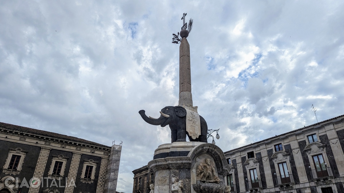 Fântâna este împodobită cu ciudata statuie a unui elefant.