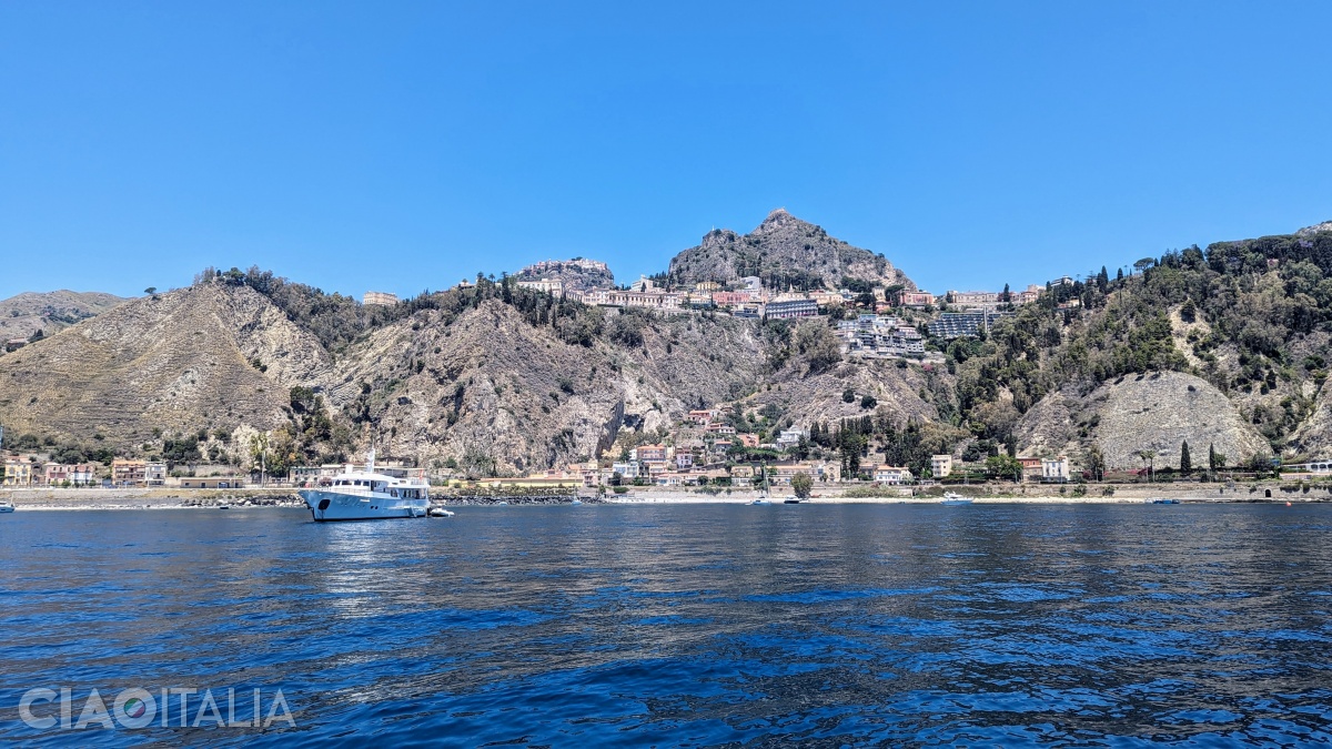 Clădirile din Taormina, cocoțate pe pantele muntelui