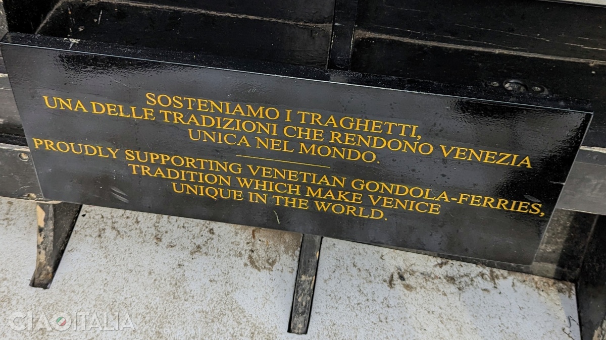 Gondolele-traghetto sunt una dintre tradițiile Veneției.