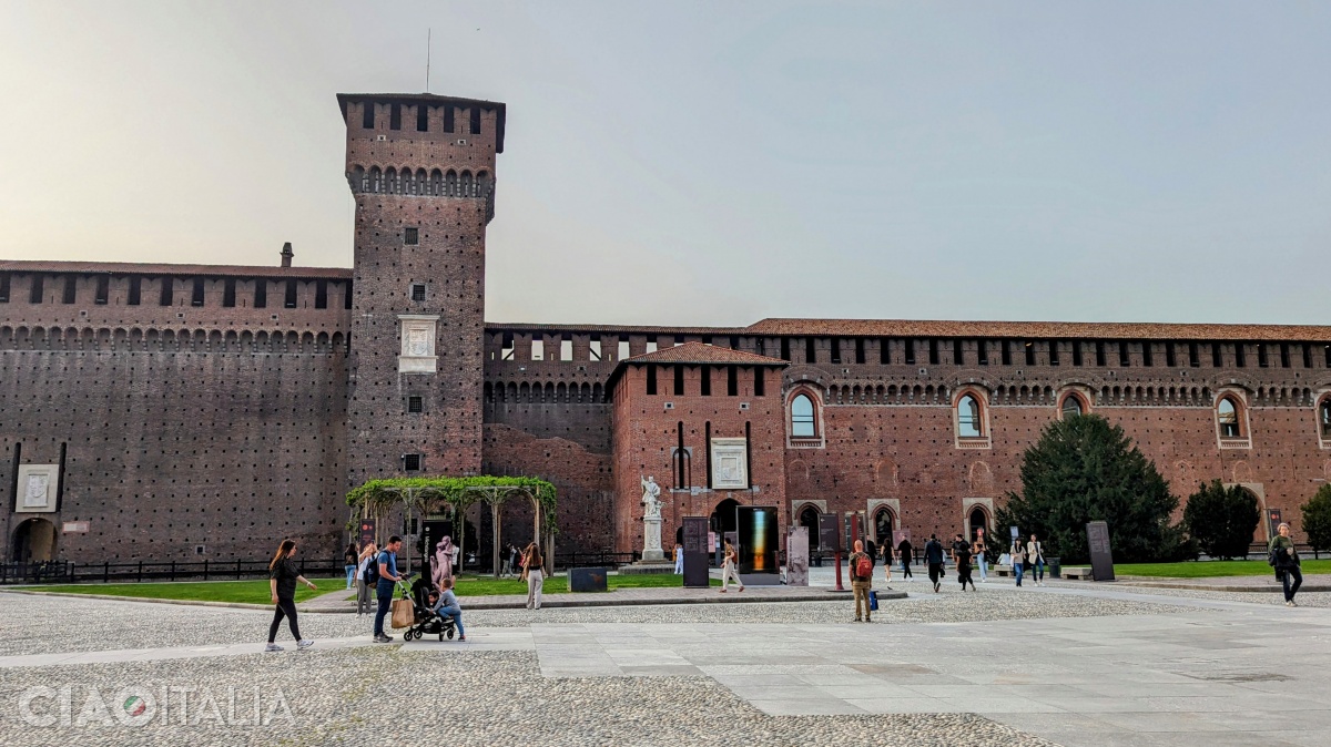 Torre di Bona și Porta Giovia, care face trecerea spre Curtea Ducală.