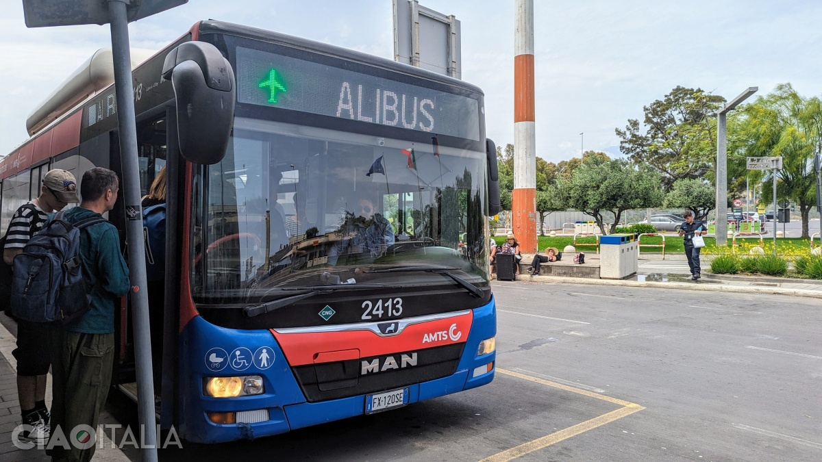 Autobuzele Alibus merg de la aeroport spre centrul orașului Catania.