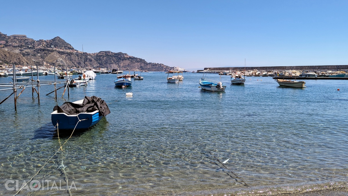 Cele mai multe excursii au ca punct de plecare portul din Giardini Naxos.