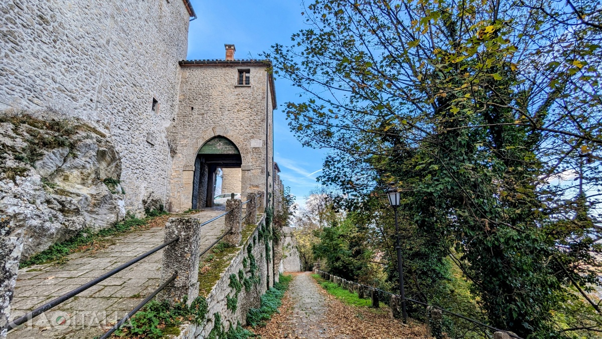 Traseul începe de la Porta della Rupe, din Città di San Marino.