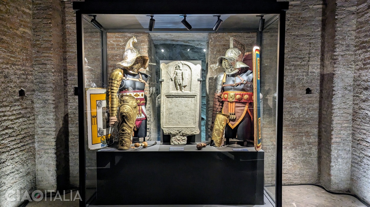 Reconstituire a costumelor gladiatorilor (expoziție în subteranele Colosseumului)