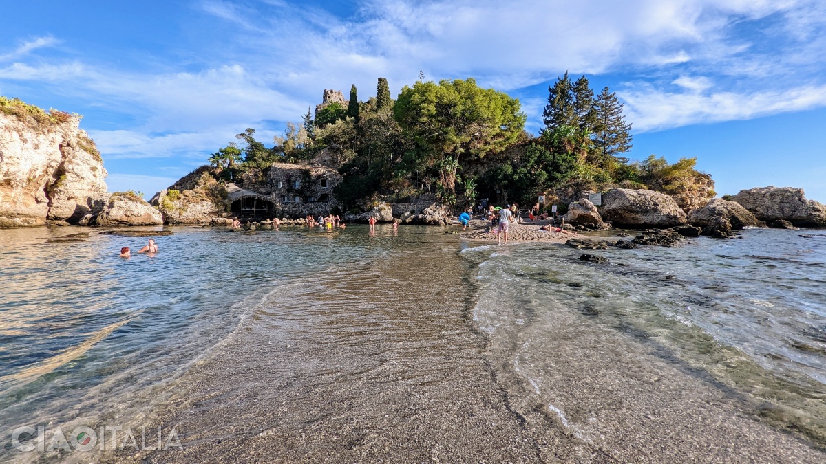 Pentru a ajunge la Isola Bella va trebui să traversezi istmul care o leagă de mal.