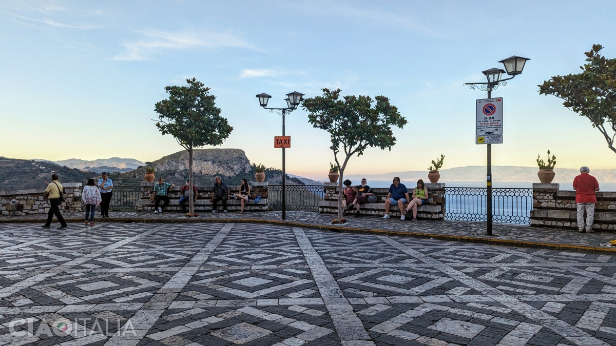 Piazza Sant'Antonio are un pavaj alb-negru, cu romburi și pătrate.