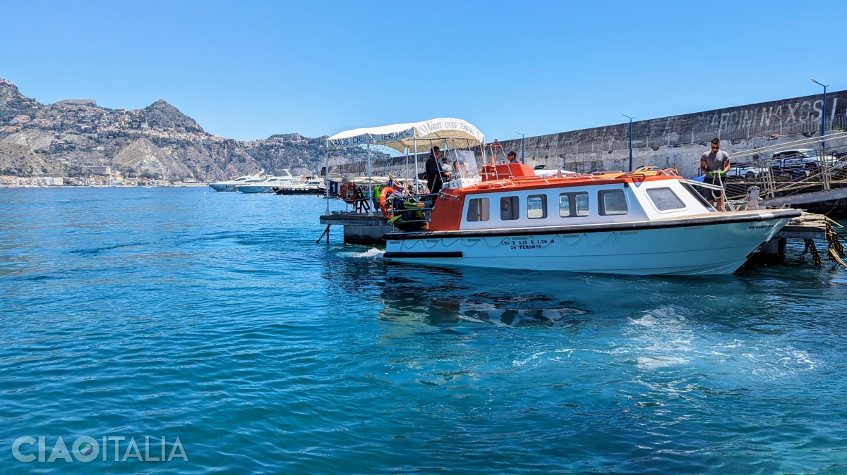 Cele mai multe excursii cu vaporașul spre Isola Bella pleacă din Giardini Naxos.