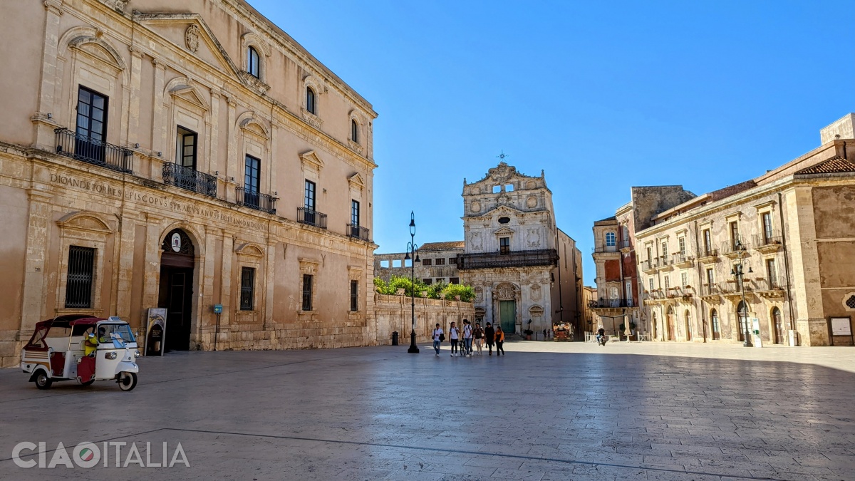 De la stânga la dreapta: Palatul arhiepiscopal, Biserica Santa Lucia alla Badia și Palazzo Borgia del Casale