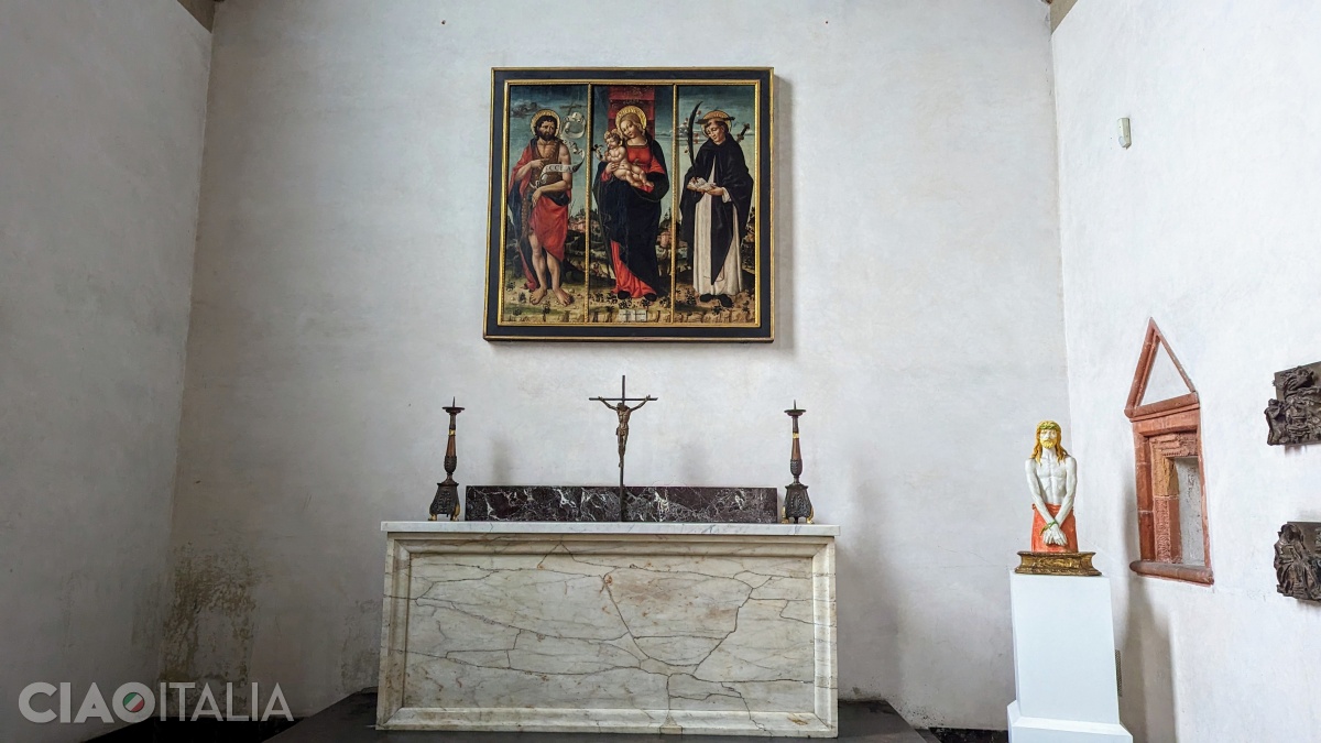 Crucifixul de bronz și statueta Ecce Homo (dreapta) au fost sculptate de Francesco Messina.