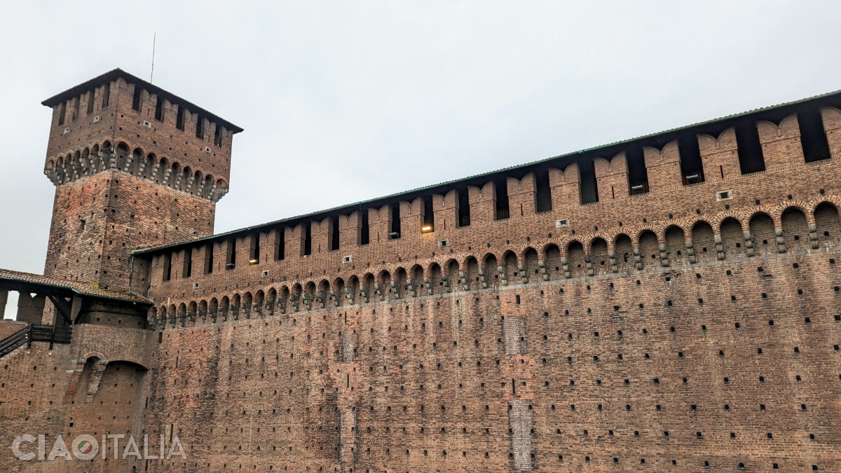 Fă o plimbare împreună cu copiii pe zidurile Castelului Sforzesco.