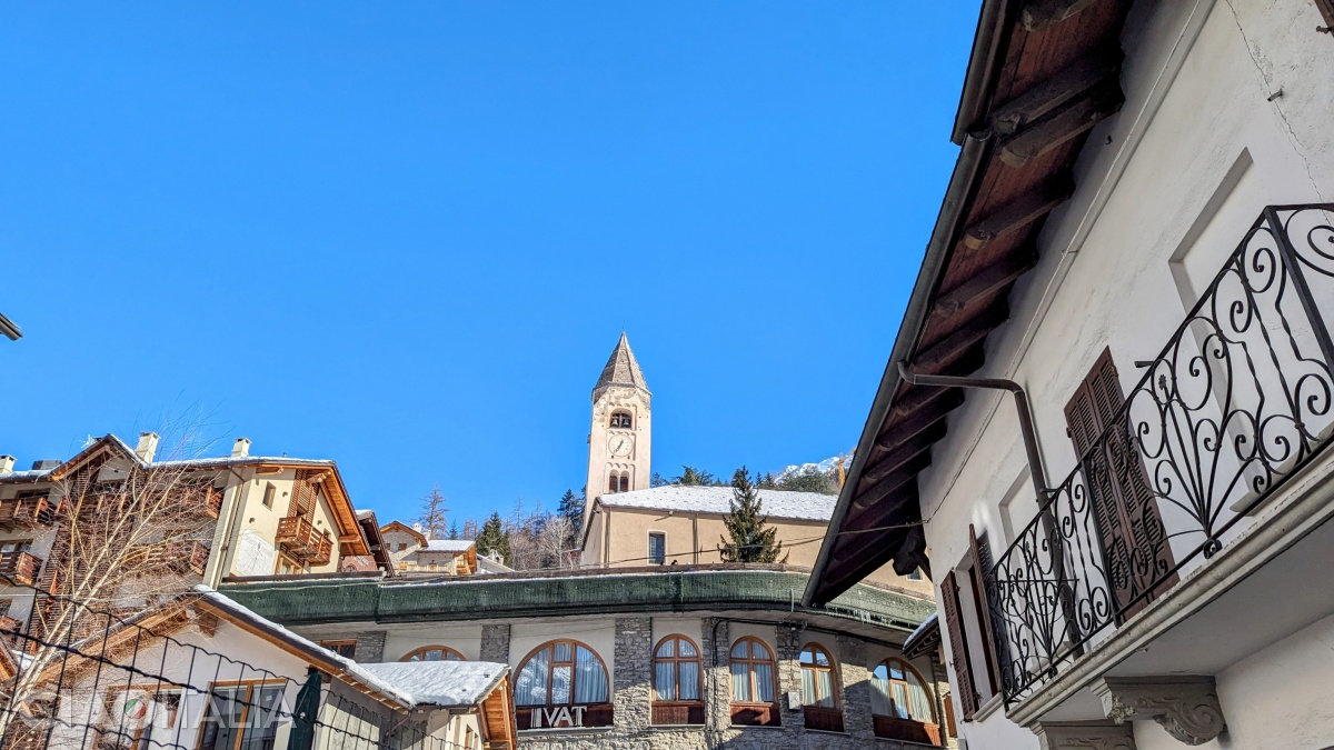 Vicolo della Chiesa te va conduce în piața unde se află principala biserică a localității.