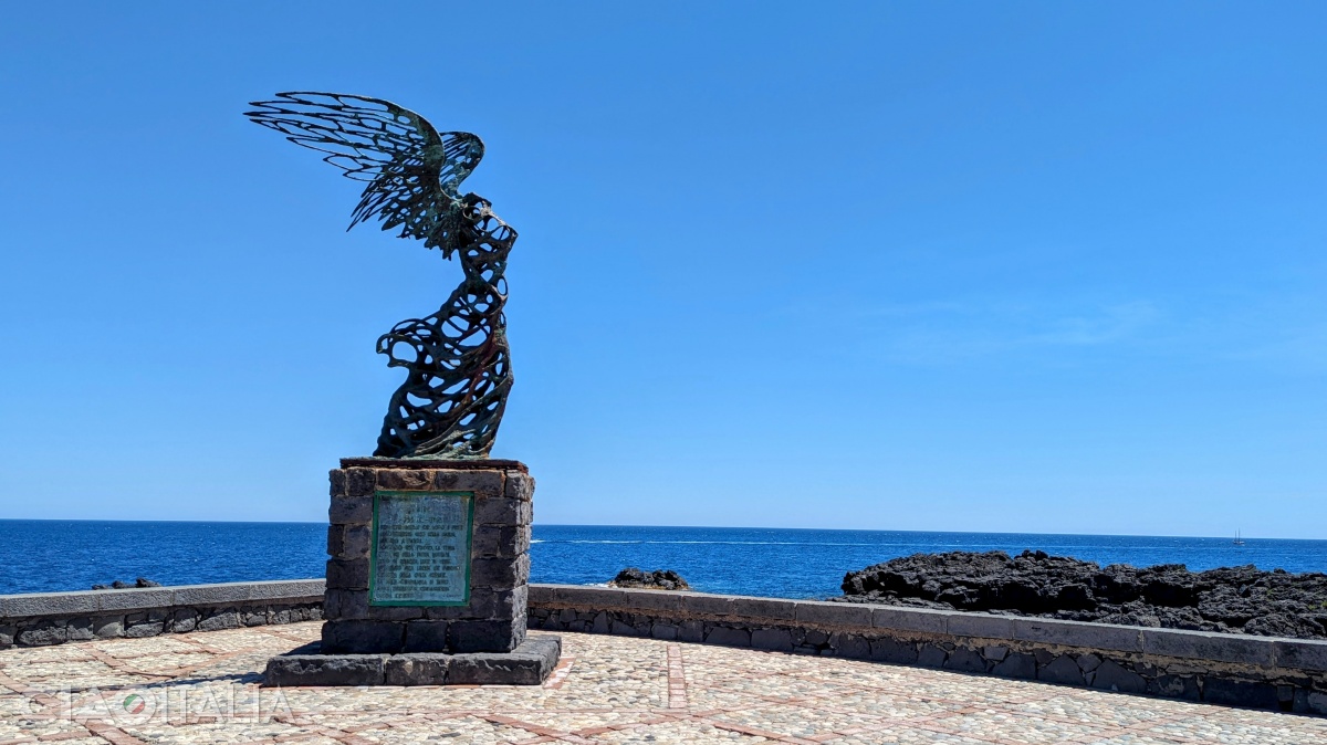 Statuia zeiței Nike se află lângă portul din Giardini Naxos.