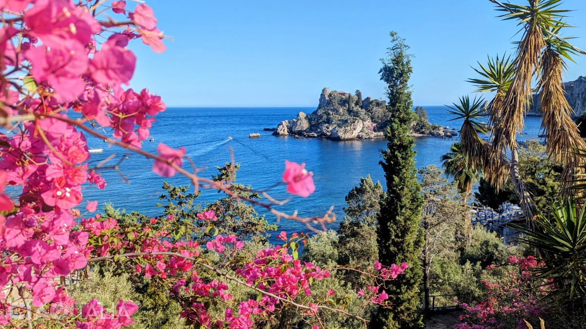 Isola Bella, văzută de pe treptele care coboară spre mare.