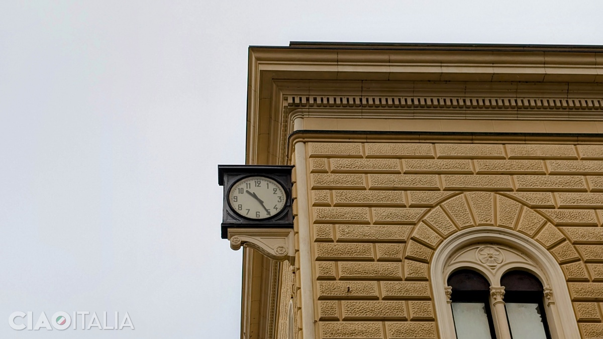 Ceasul din Piazza delle Medaglie d'Oro arată doar ora 10:25.