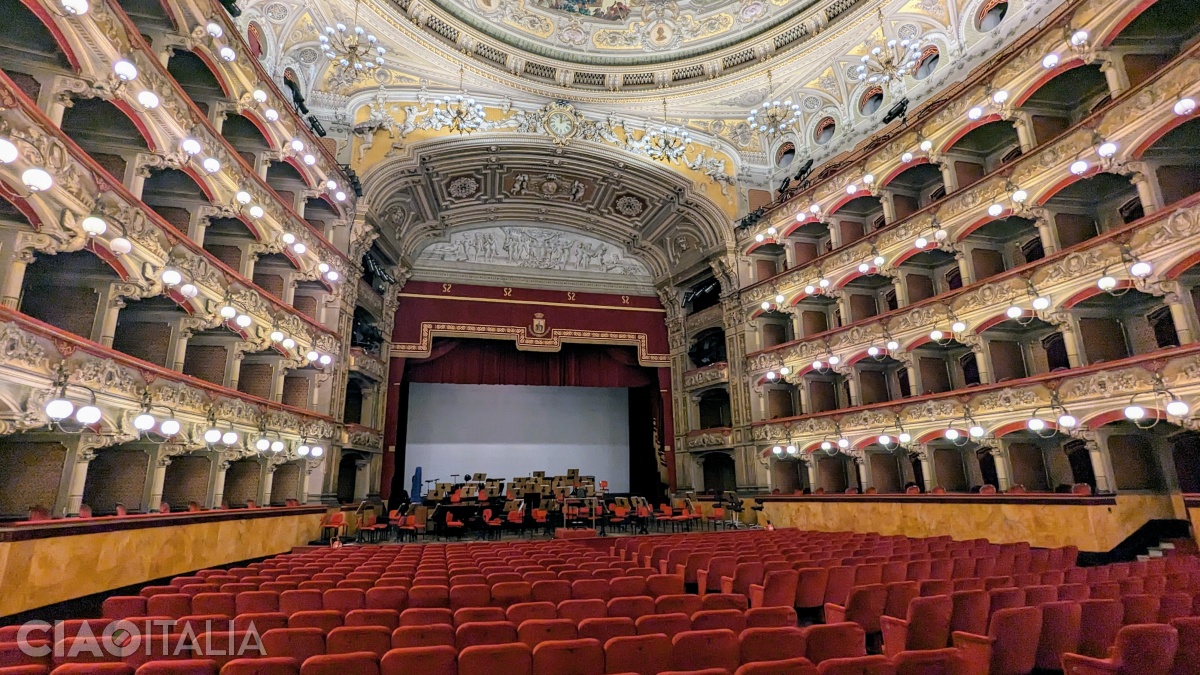 Sala Teatrului Massimo Bellini are o capacitate de 1200 de spectatori.