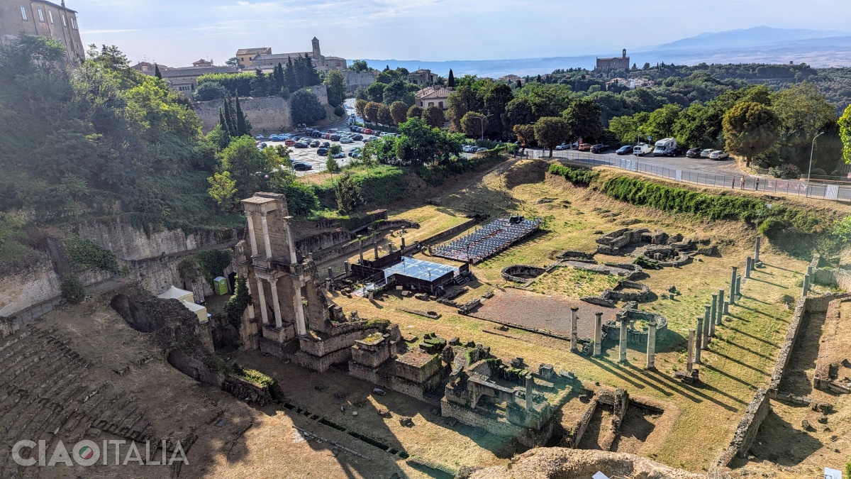 Teatrul roman văzut de pe Via Lungo le Mura del Mandorlo