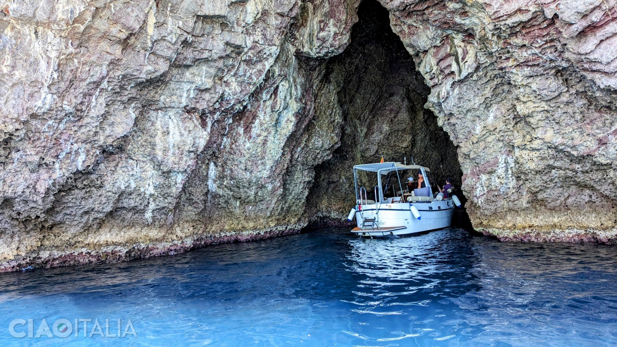 Grotta Azzurra putea fi ascunzătoarea perfectă pentru bărci.