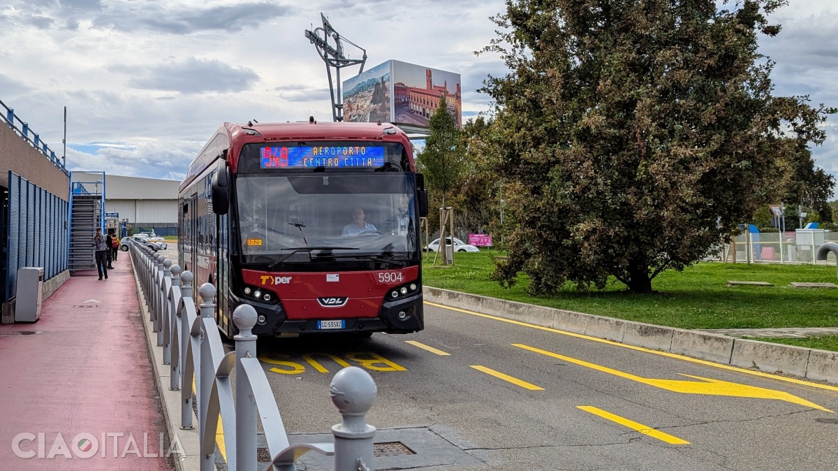 Autobuzul 949 merge de la aeroport în centrul orașului Bologna.