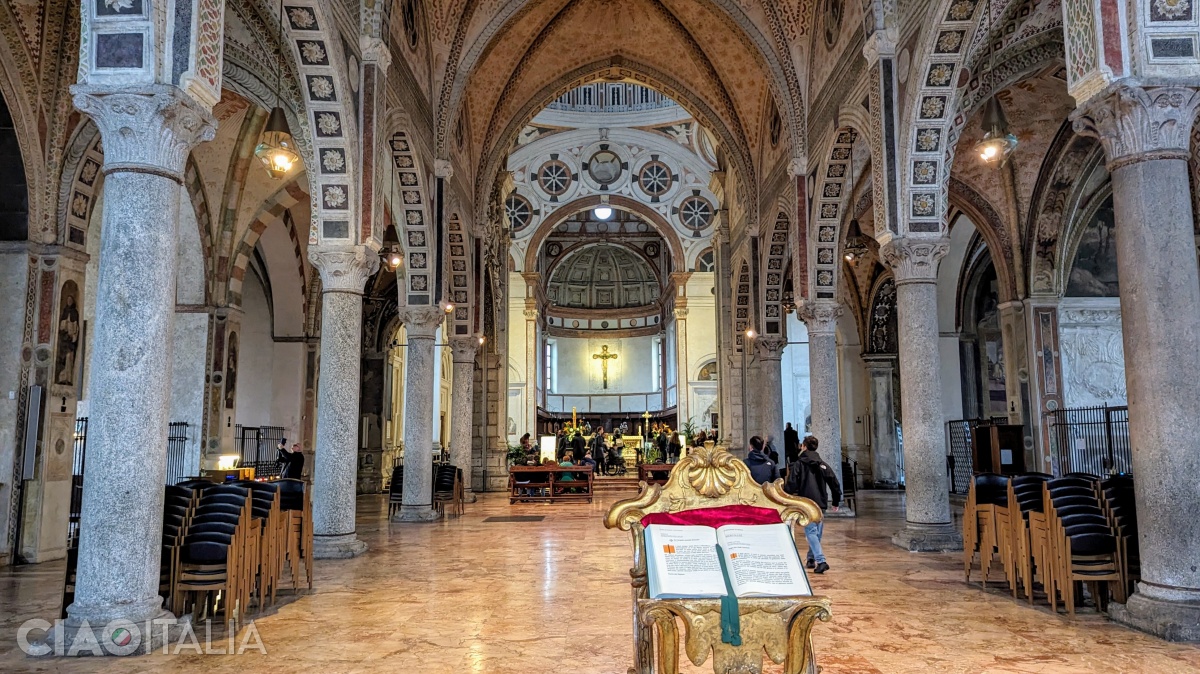 Coloanele care împart interiorul bisericii în trei nave sunt din granit.