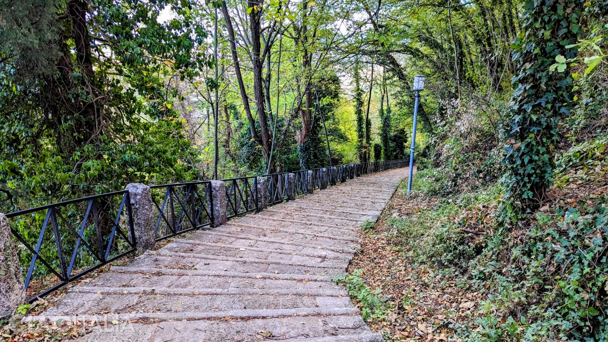 Costa dell'Arnella este un traseu cu trepte din piatră.