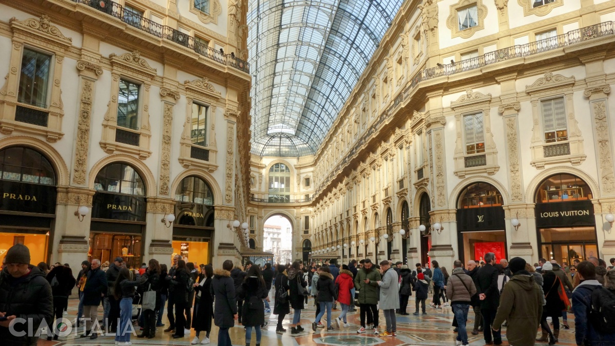 În Galleria Vittorio Emanuele II se află multe magazine de lux.