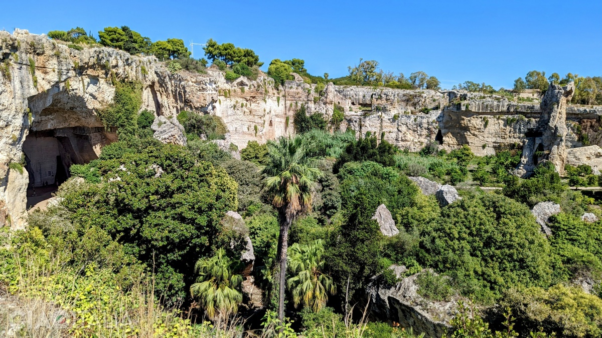 Latomia del Paradiso: o carieră de piatră, înconjurată de o vegetație bogată