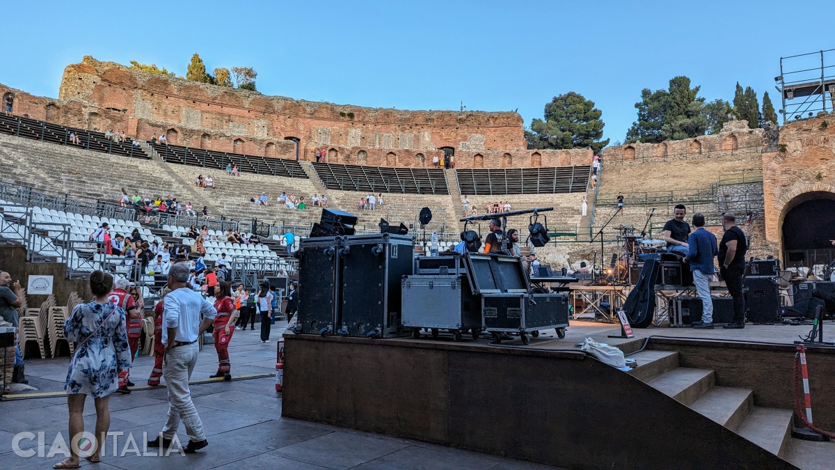 Pe scena Teatrului antic din Taormina au loc în mod frecvent spectacole.