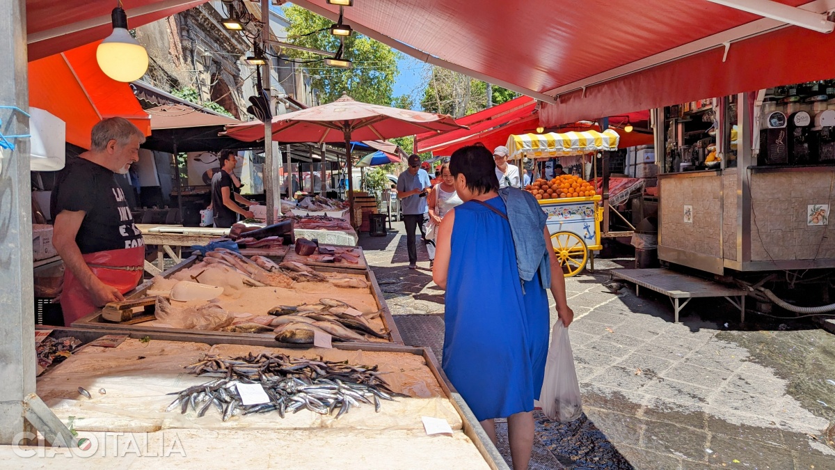 "La Pescheria" este tradiționala piață de pește din Catania.