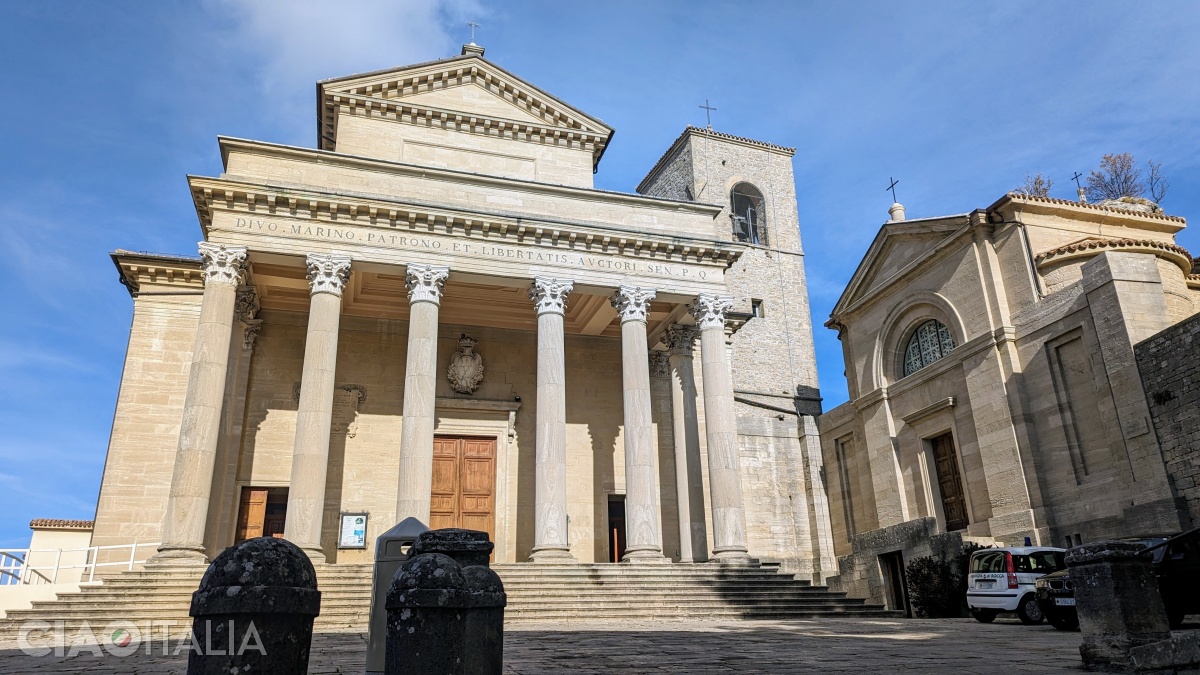 Basilica del Santo și Chiesetta di San Pietro (dreapta)