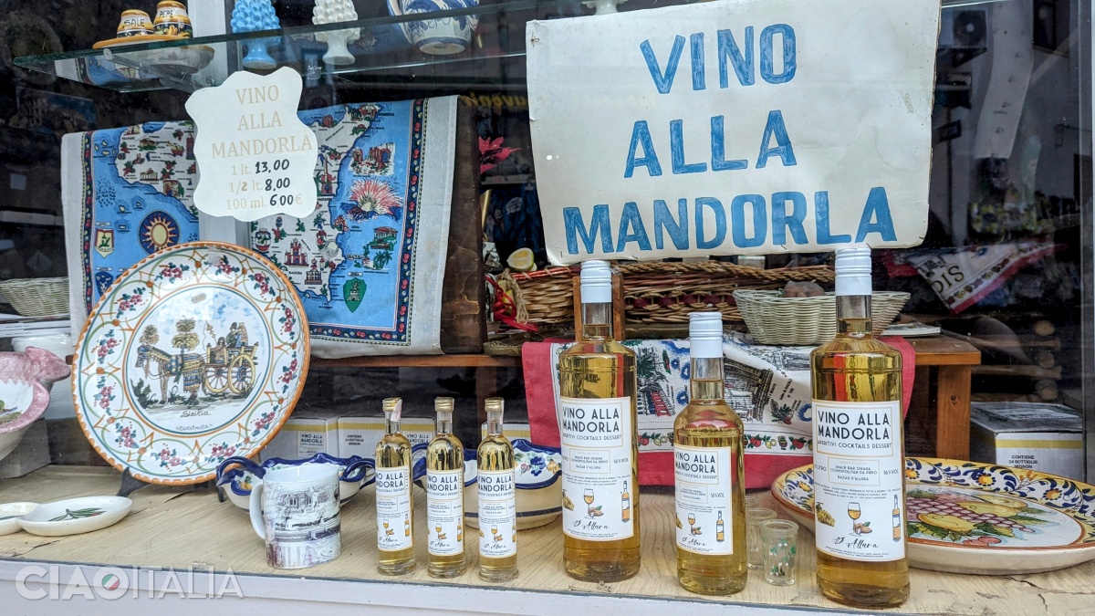 Toate magazinele și restaurantele din Castelmola vând "vino alla mandorla".