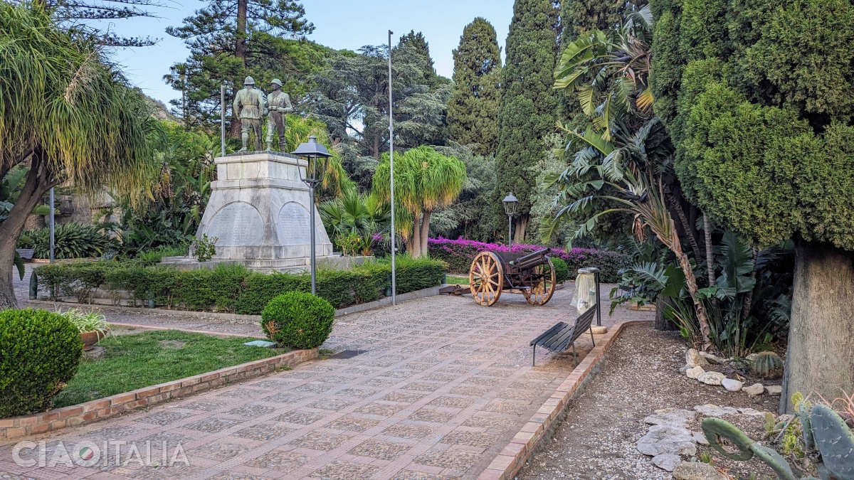 Lângă monumentul soldaților căzuți în Primul Război Mondial se găsește un tun din aceeași perioadă.