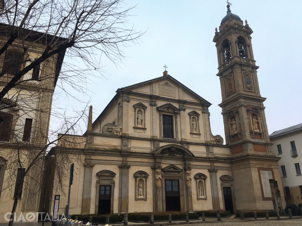 Nu confunda Biserica San Bernardino cu Basilica Santo Stefano Maggiore, care domină piața! Biserica San Bernardino este spre stânga acesteia (în fotografie se vede un colț).