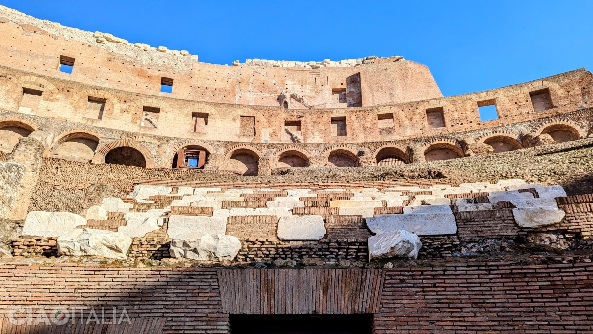 Într-o parte a Colosseumului se mai păstrează părți din marmura care acoperea gradenele.