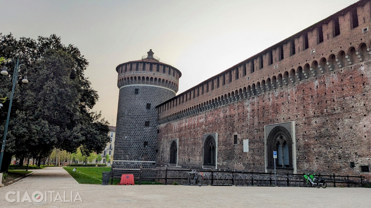 Torrione del Santo Spirito este în stânga Turnului Umberto I.