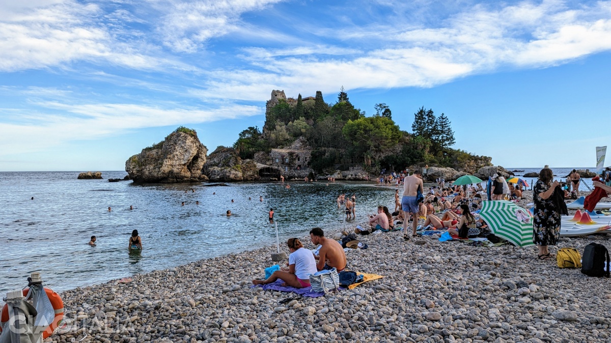 Plaja liberă de la Isola Bella