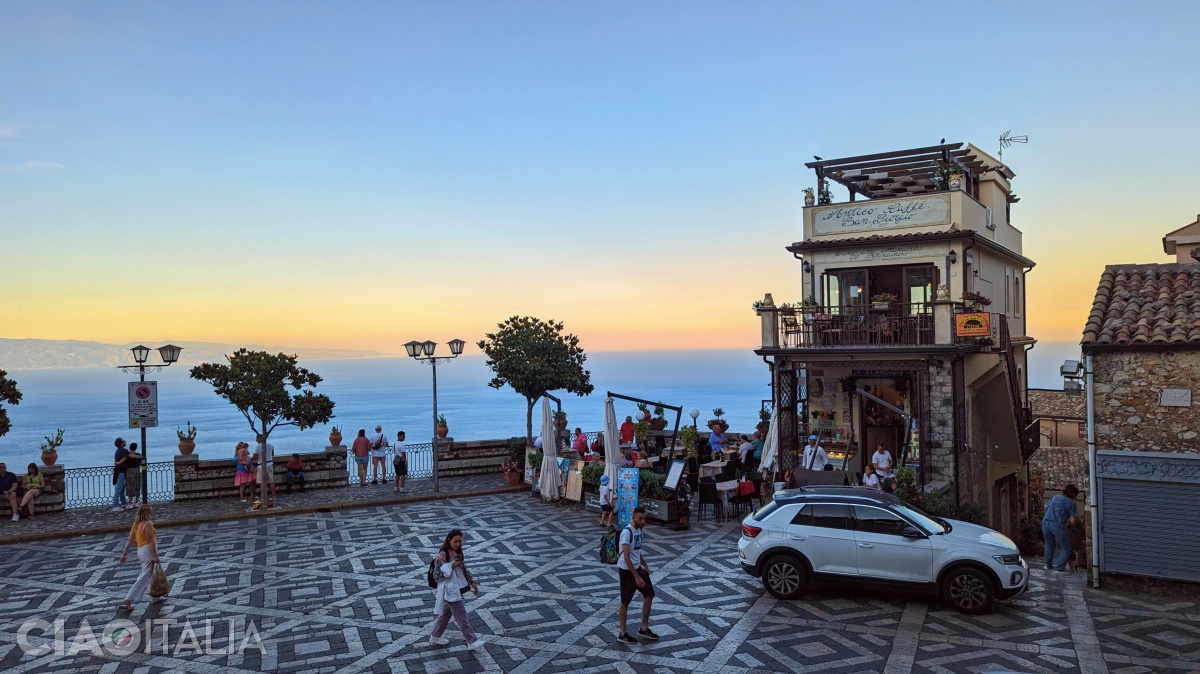 Pe o latură a pieței este Antico Caffè San Giorgio.