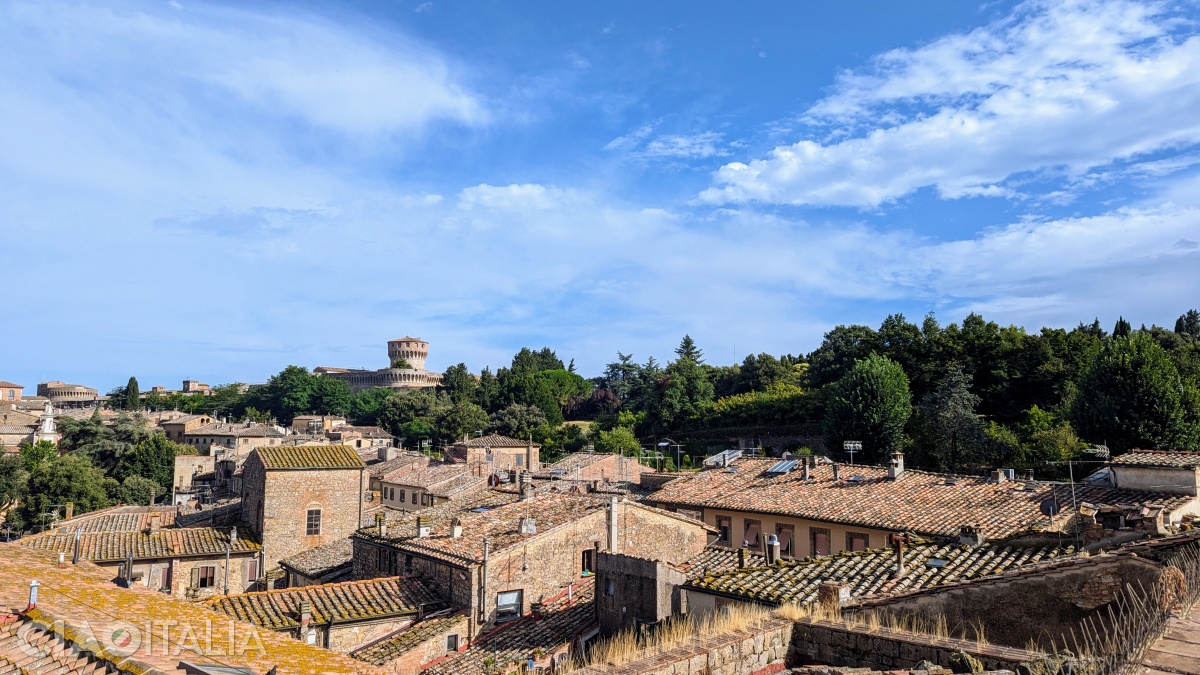 Torre Mastio se vede din multe locuri din Volterra.