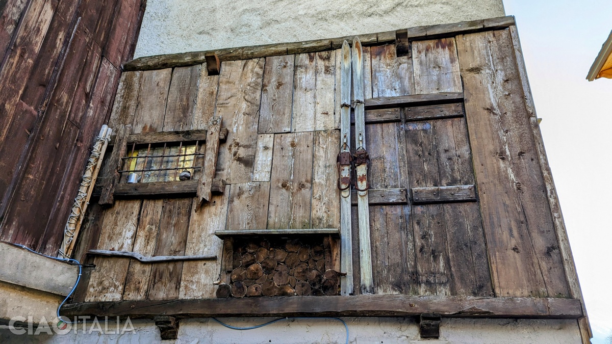 Vechile schiuri din lemn împodobesc etajele caselor.