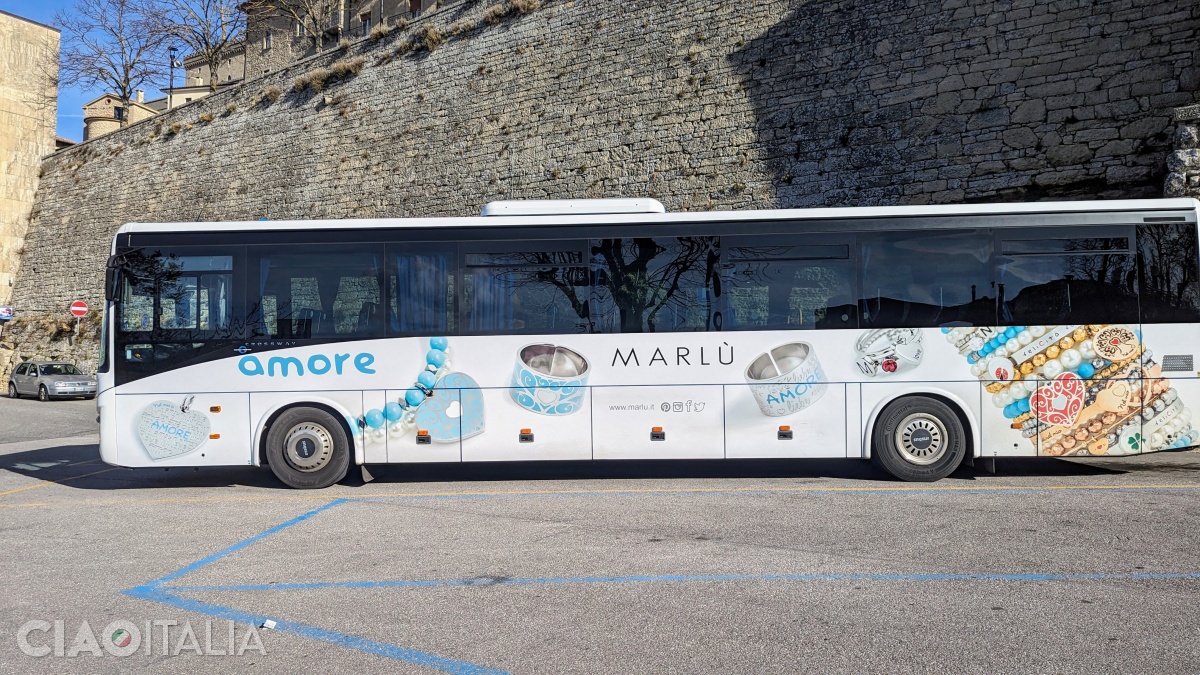 Autocarele opresc în parcarea special amenajată din Città di San Marino.