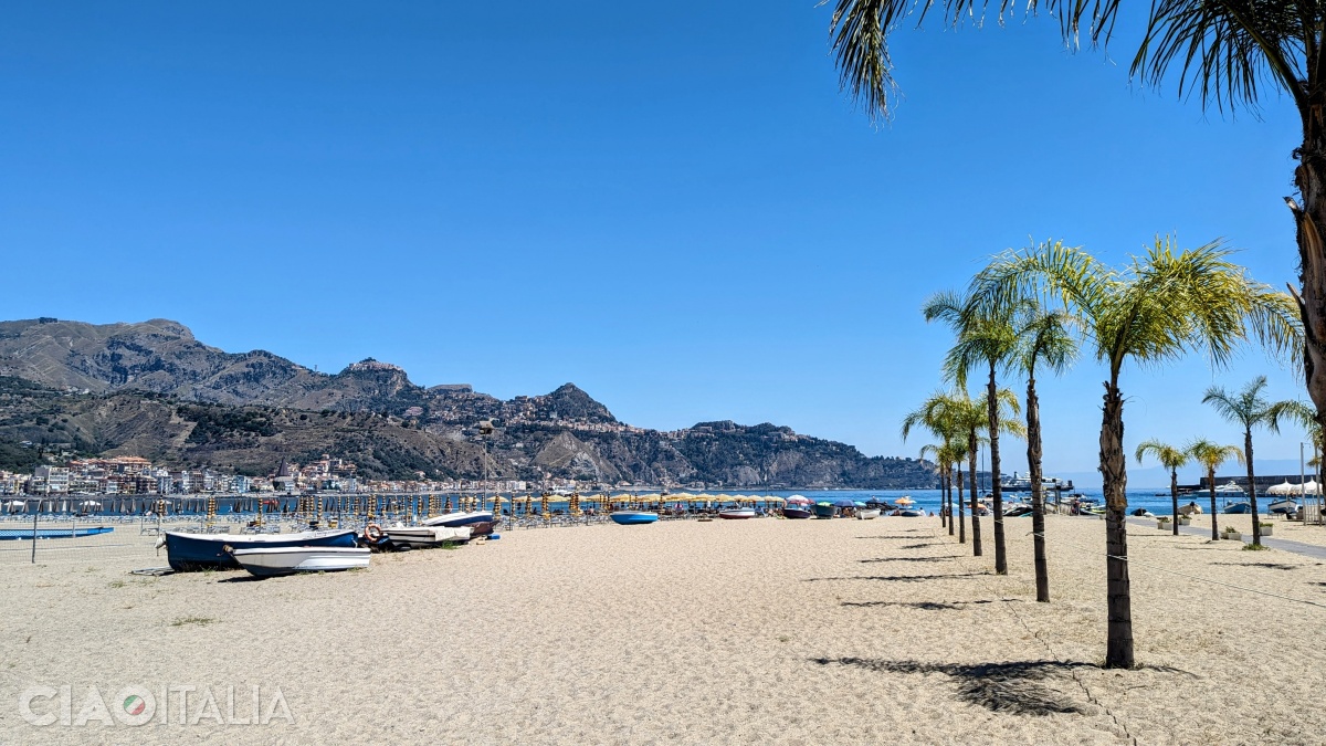 Plaja Schisò este cea mai populară din Giardini Naxos.