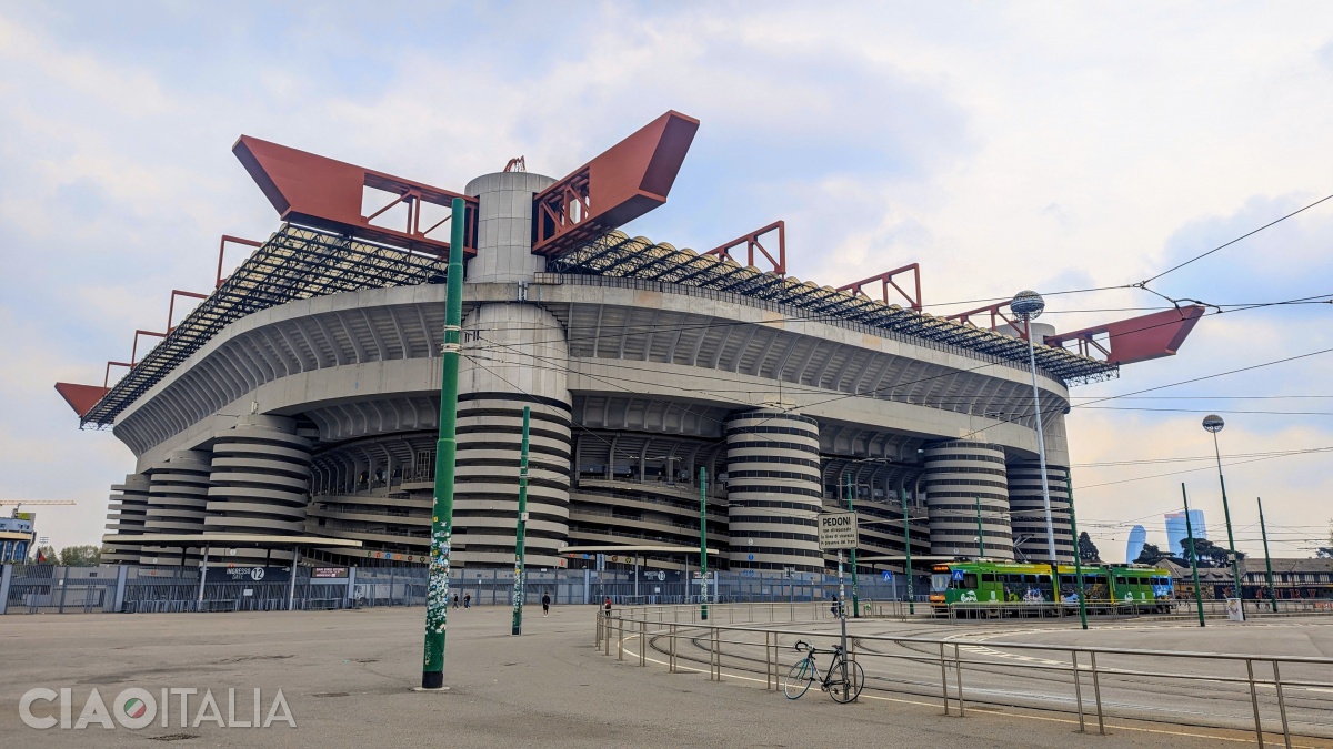 Tramvaiul nr. 16 are capătul chiar în fața Stadionului San Siro.