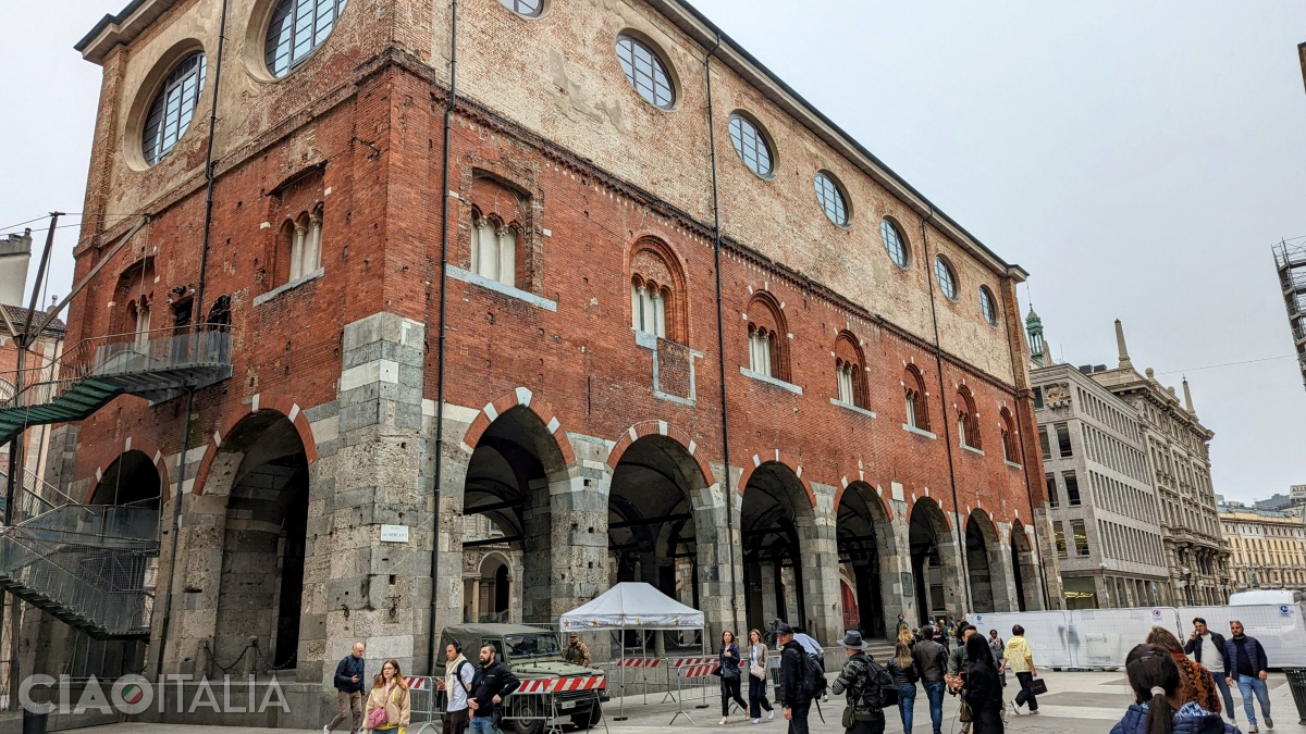 Palazzo della Ragione este una dintre puținele clădiri medievale care mai există în Milano.