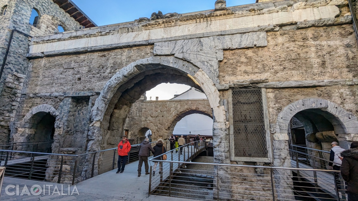 Pe partea dinspre Arcul lui Augustus se mai pot vedea fragmente din marmura cu care era acoperită poarta.