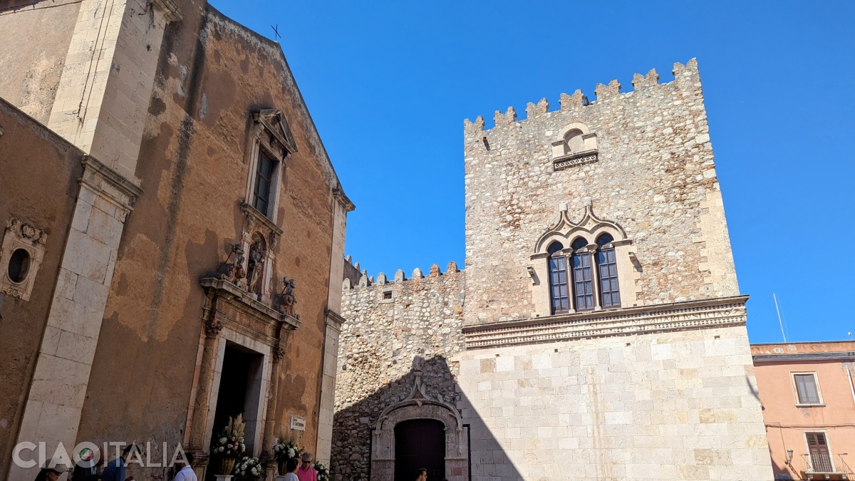 Palazzo Corvaja (dreapta) și Biserica Santa Caterina (stânga)