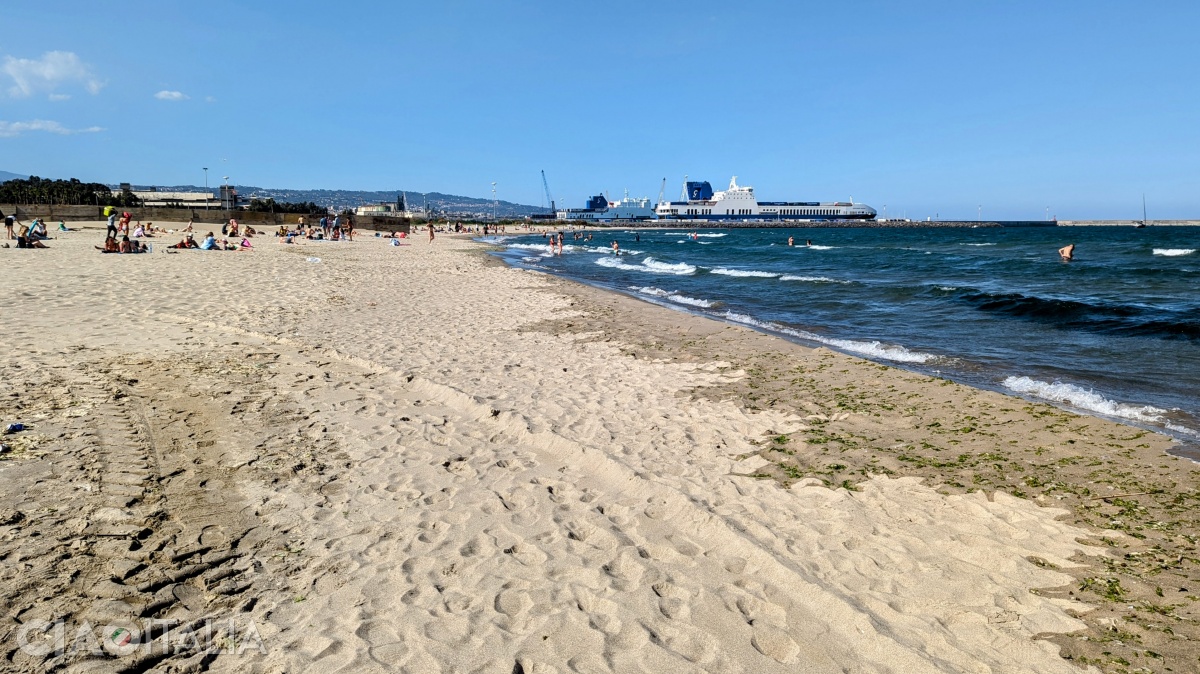 Plaja din Catania începe de lângă port și se extinde spre sud.